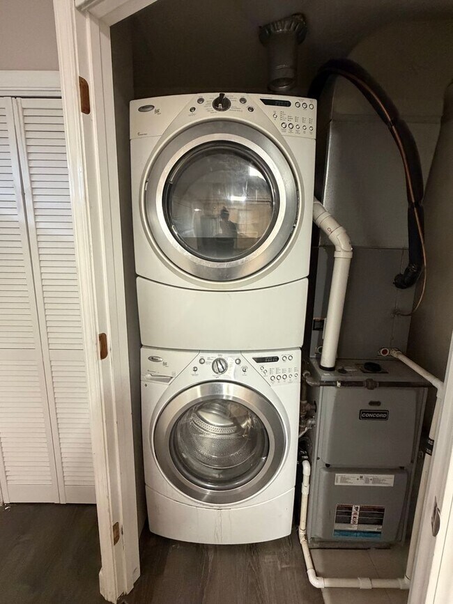 Building Photo - Charming 3-Bedroom Home in Cuyahoga Falls with Flexible Living Space & Fenced Yard!