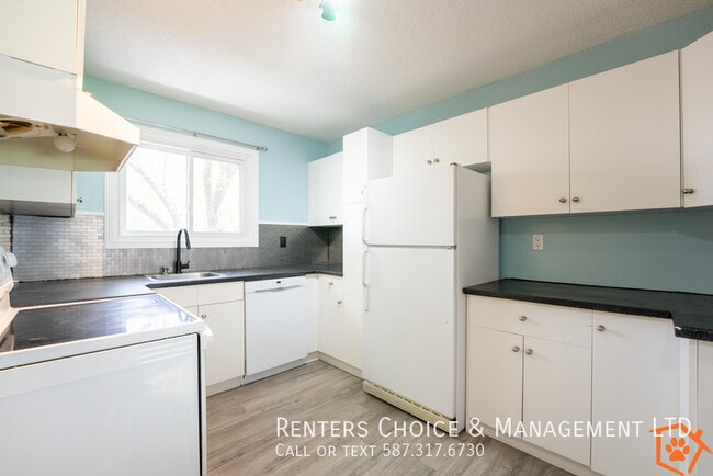 Building Photo - 2 Bedroom Condo With Assigned Parking