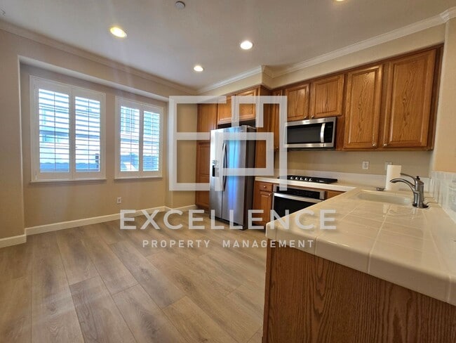 Building Photo - Fabulous 2/2 Condo with 2 Car Tandem Garage, New Floors Throughout, Views From Bedrooms, W/D, Pet...