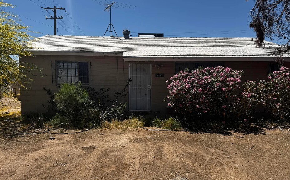 Foto principal - 4501 W Indianola Ave