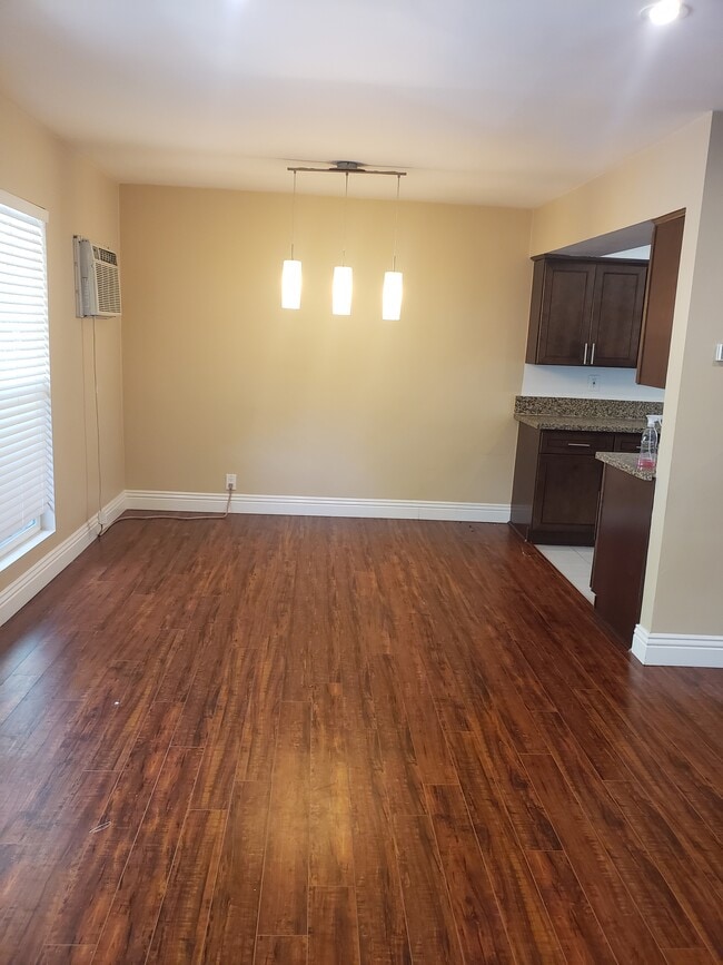 Building Photo - 1114 N Flores St