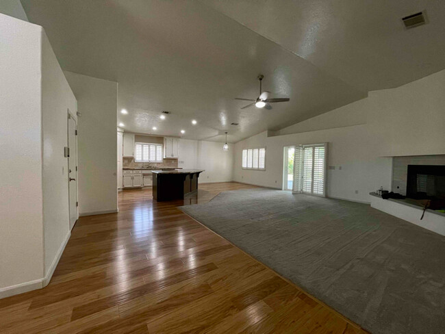 Building Photo - 18120 Lakeview Dr