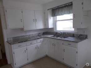 Building Photo - 25 Trumbull Ave SE