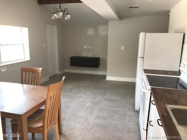 Foto del edificio - 821 SW 29th Ct