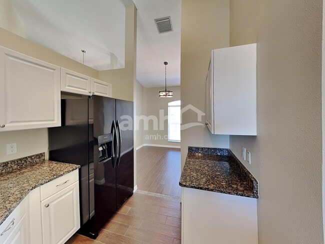 Building Photo - 1403 22nd Ave W