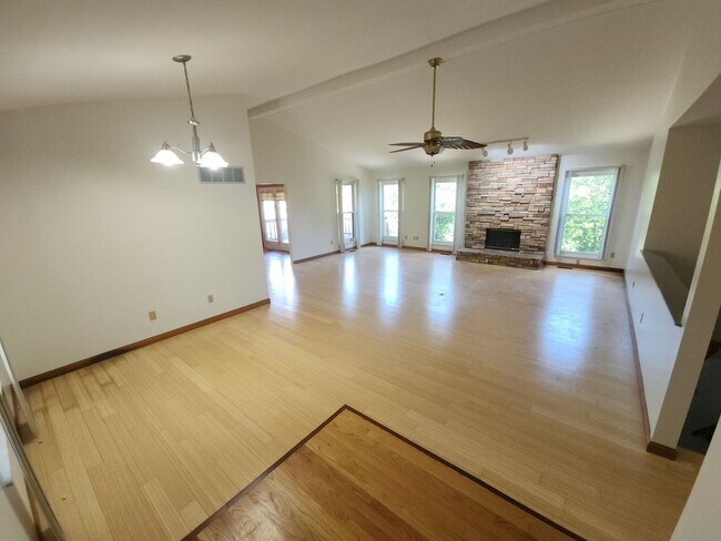 Foto del edificio - Spacious Home in Ladue Schools