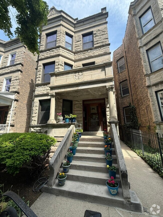 Building Photo - 1336 W Cornelia Ave