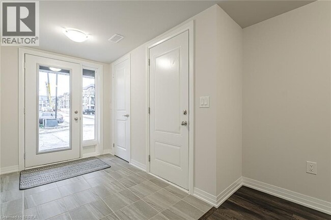 Building Photo - 585 Colborne St