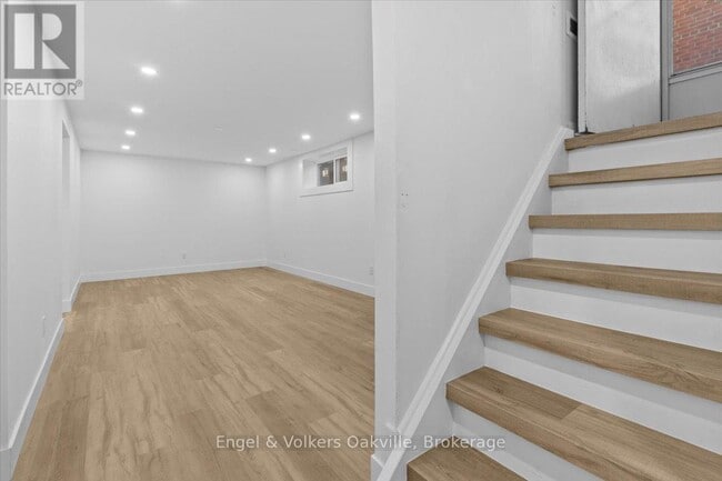 Building Photo - 939 Glencairn Ave