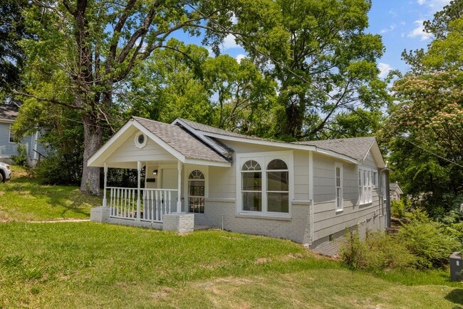 Building Photo - Spacious 4 Bedroom 2 Bath Home