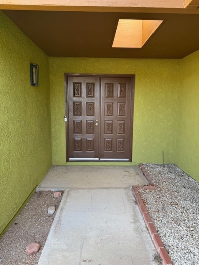 Building Photo - Northwest- 3 bedroom/ 2 bathroom with pool!
