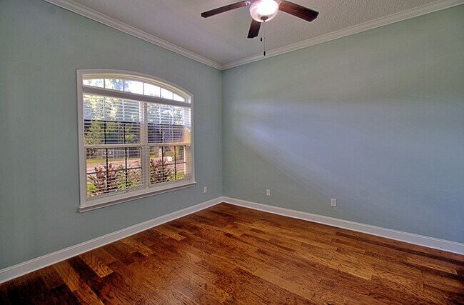 Building Photo - 430 Meloney Dr