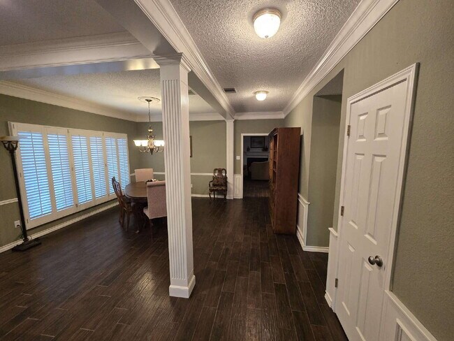 Building Photo - "Discover Spacious Comfort: 3-Bed, 2-Bath Gem on 77th Street (furnished)