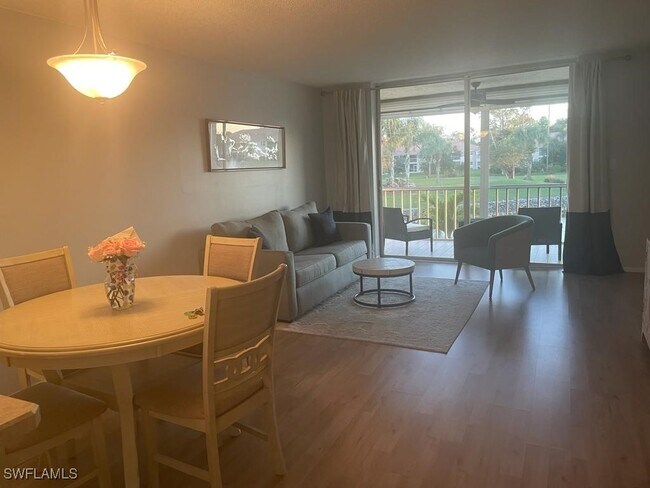 Foto del edificio - 200 Forest Lakes Blvd