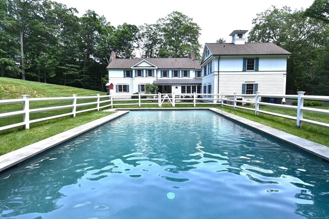 Building Photo - 51 Squires Ln