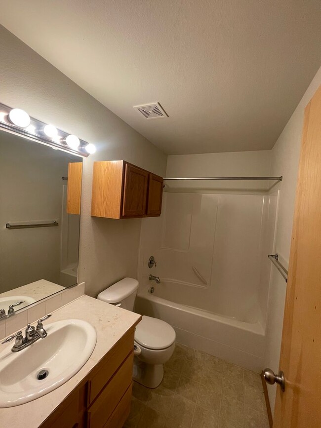 Building Photo - Charming 3 bed 2 bath in Five Mile Prairie