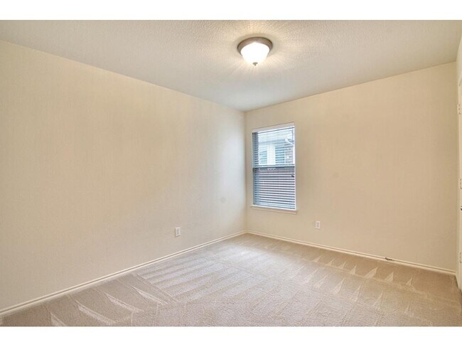 Foto del edificio - 13330 Henderson Dr