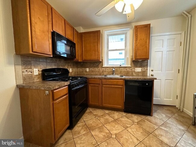Building Photo - 2525 1/2 Edgemont Street Unit