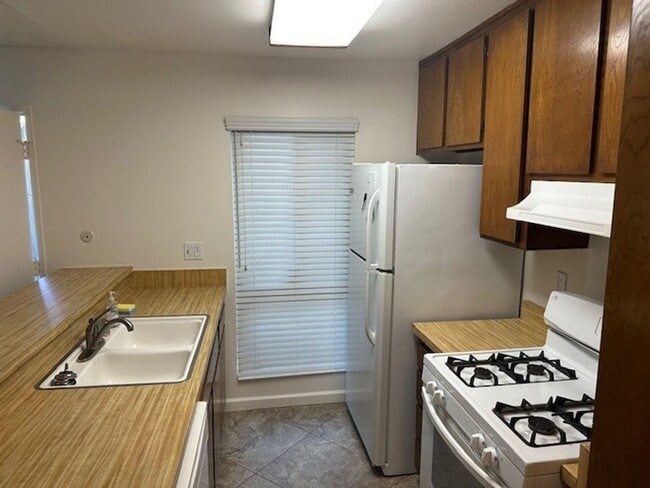 Building Photo - Lakeshore: Lower 1 Bedroom 1 Bath Condo, E...