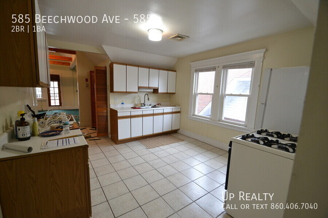 Building Photo - Spacious 2BR/1BA Apartment with Vaulted Ce...