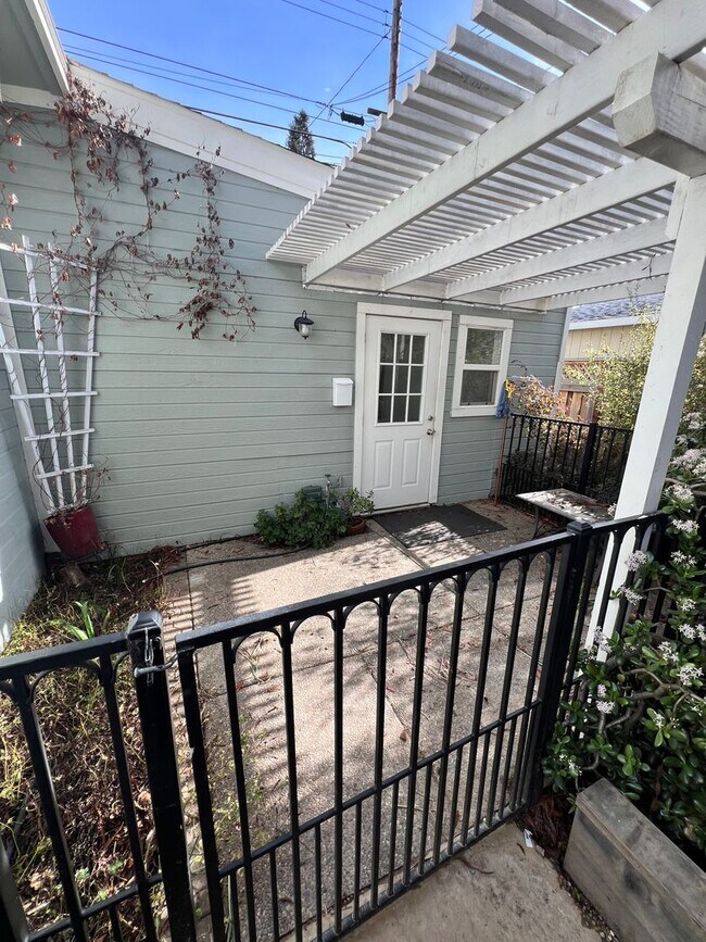 Building Photo - Charming ADU with in unit laundry & garage...