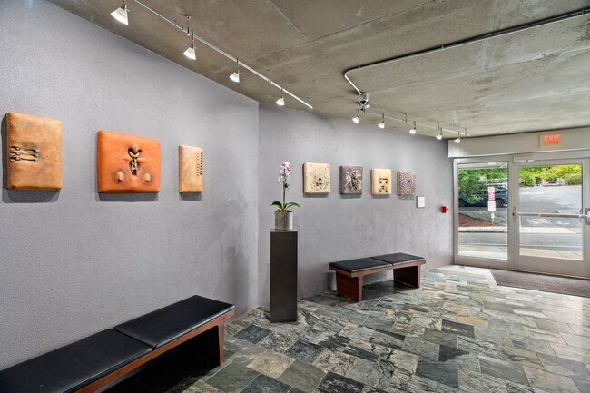 Building Photo - Comfortably-Modern Downtown Condo