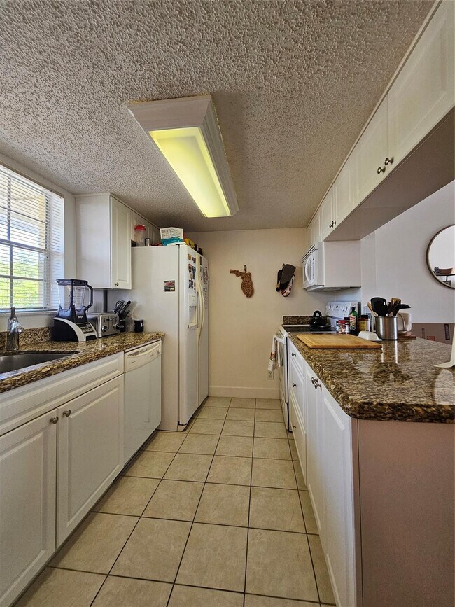 Building Photo - 6355 La Costa Dr