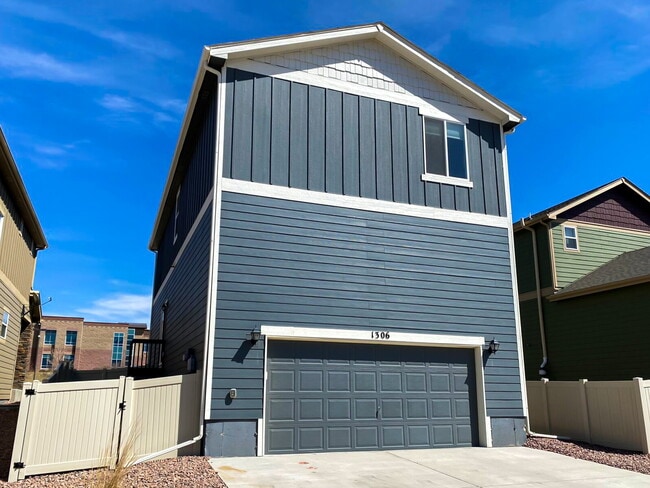 Building Photo - Mountain View 3-Bed Home with Loft and Cov...