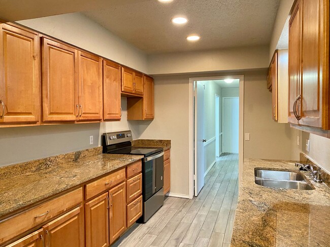 Building Photo - 2900 Pine Ridge Rd