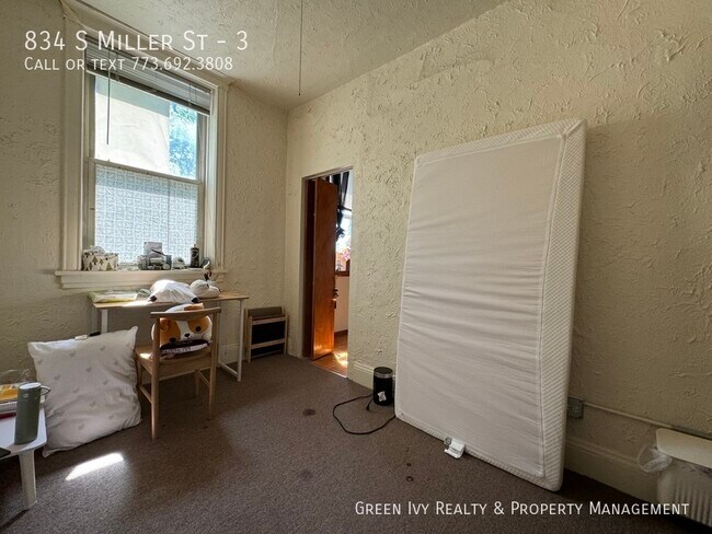 Foto del edificio - Sunny Top Floor 2 Bed 1 Bath Steps from UIC