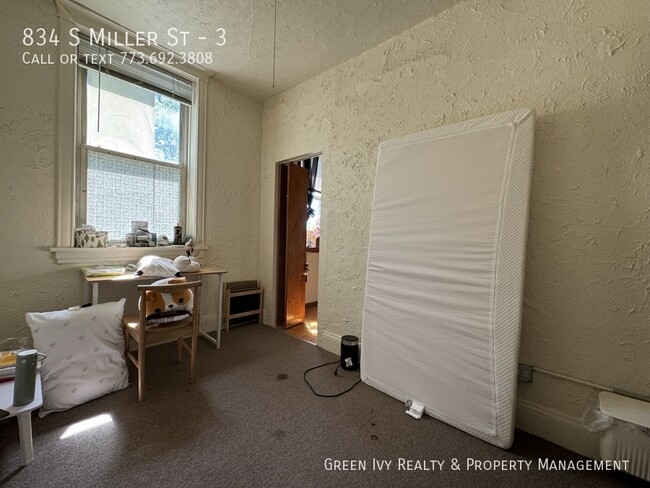Building Photo - Sunny Top Floor 2 Bed 1 Bath Steps from UIC