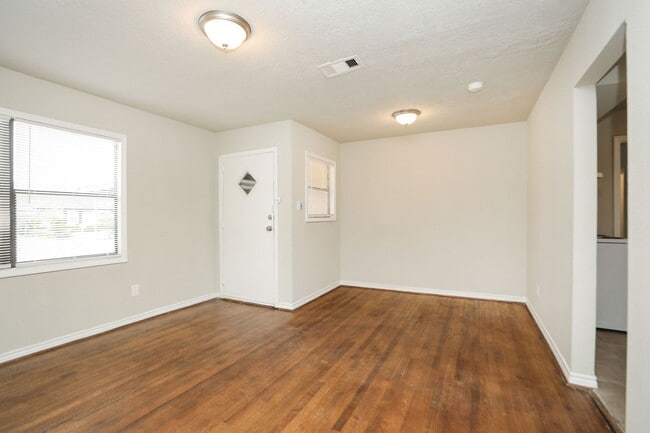 Foto del edificio - Christmas Move-In Special! Sign a lease now and get 50% off your first month’s rent. Hurry — offe...