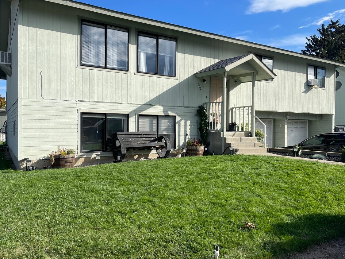 Foto principal - 609 Princeton Ave N