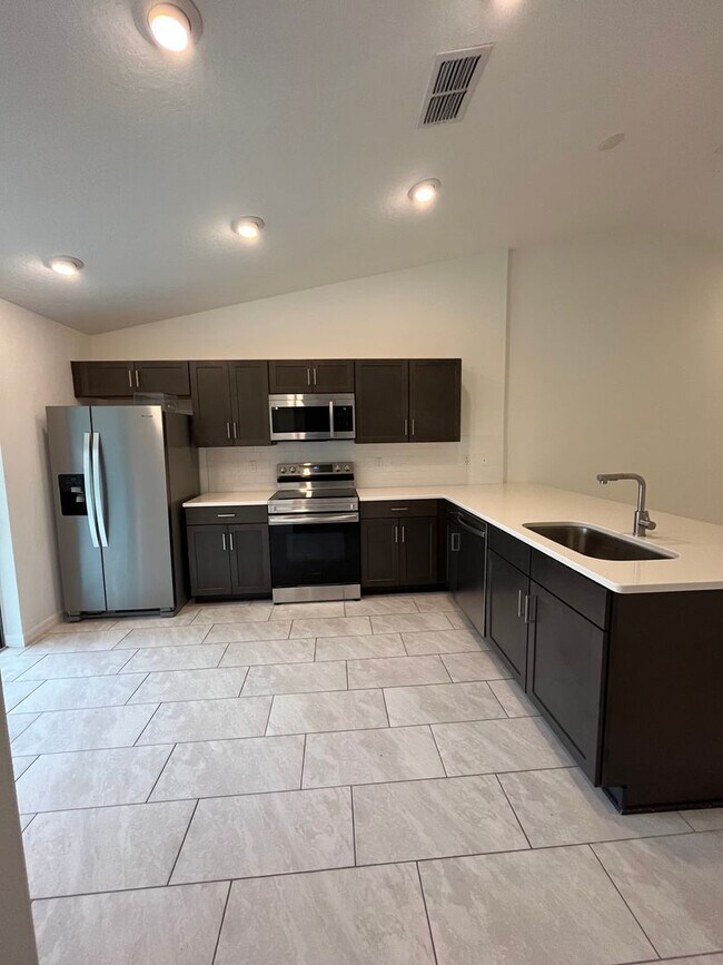 Foto del edificio - NEWER Duplex 4 Bed 2 bath on Cul-de-sac!!!