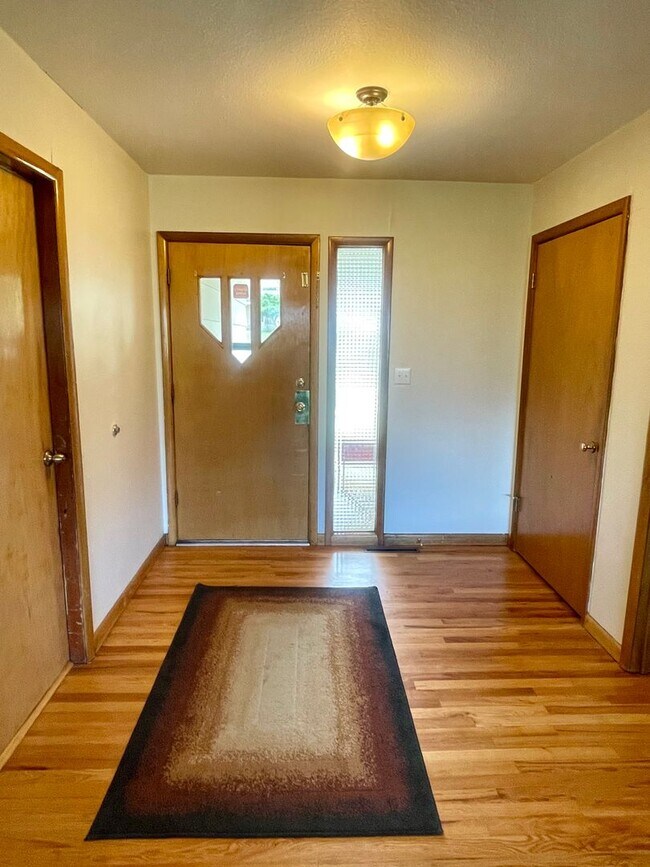 Building Photo - Furnished 3 bedroom/2bath close to Garden ...
