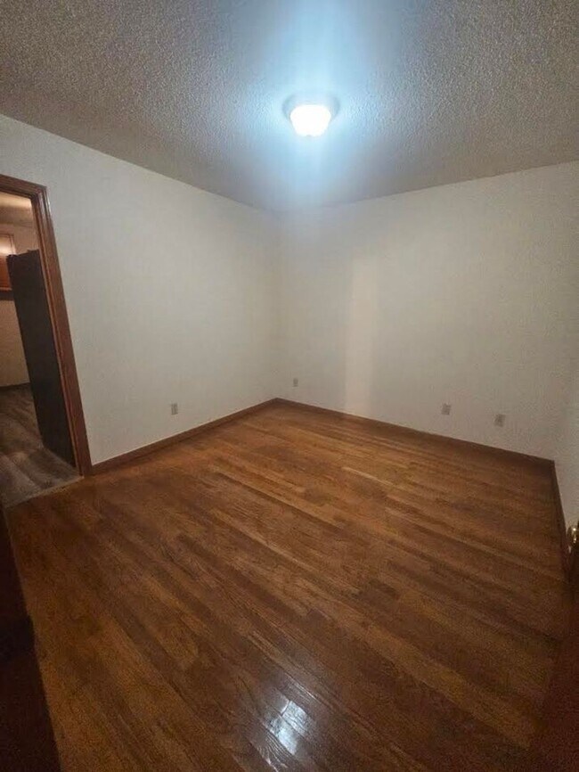 Foto del edificio - 4 Success is offering this 4 bedroom 2 bat...