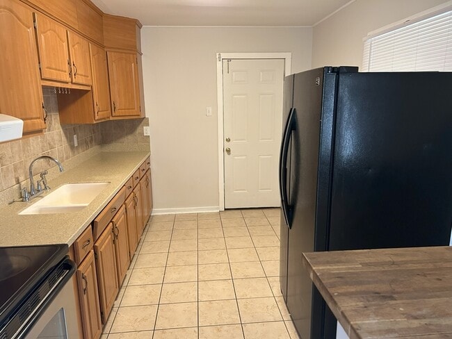 Building Photo - ***Limited-Time Offer: Up to 2 Months Free! Lease for 13 months and get 1 month free, extend to 2...