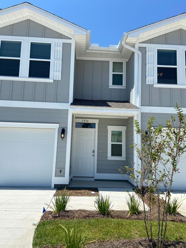 Foto principal - COMMUNITY POOL! Close to Navy base, beach,...