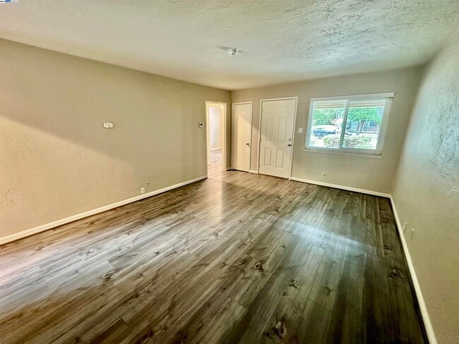 Building Photo - 1570 Boulevard Way