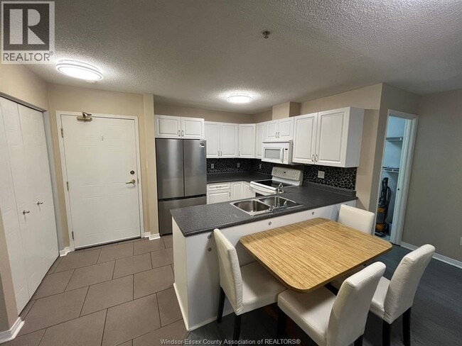 Building Photo - 3160 Wildwood Dr