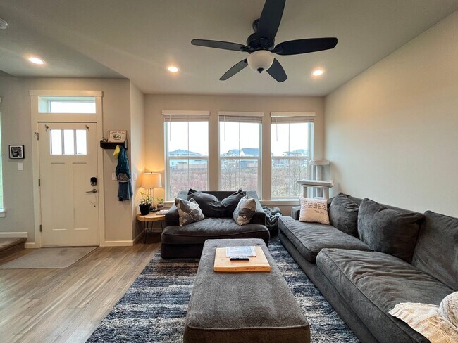 Building Photo - Spacious 3 bed/2.5 Bath Townhome in Hillsb...
