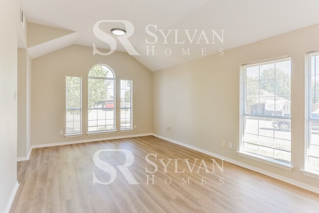Foto del edificio - Updated 4 bedroom home with garage!