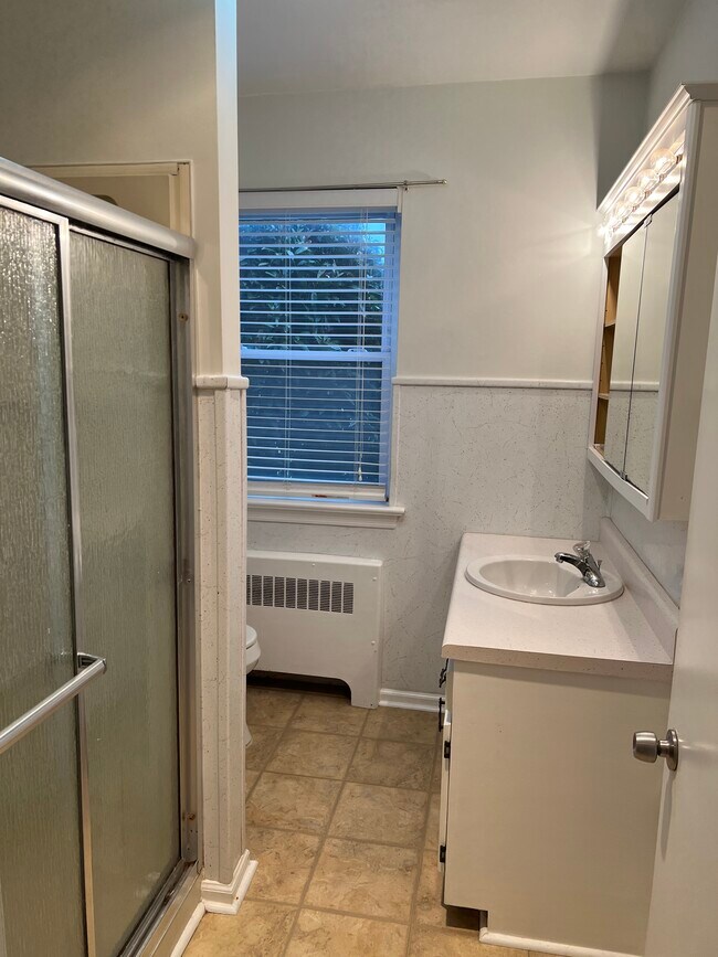 Building Photo - 405 Hemlock Dr SE