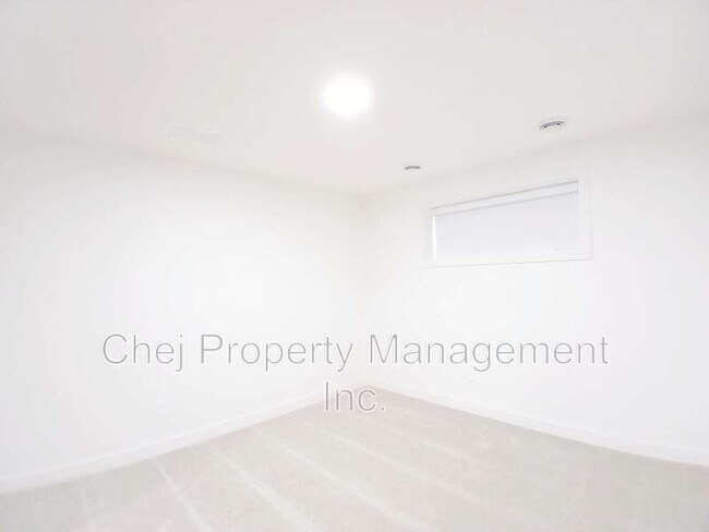 Photo du bâtiment - 20960-20919 19 Ave NW