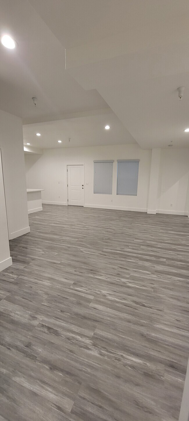 Building Photo - 5632 Willowcrest Ave