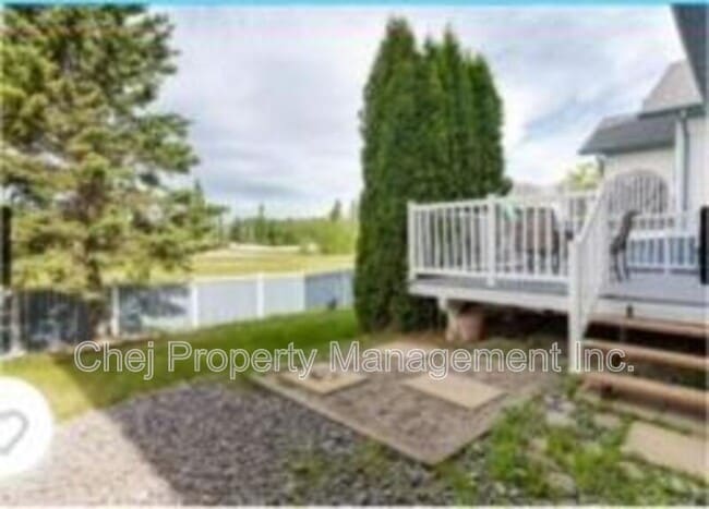 Photo du bâtiment - 838-118A 118a St NW