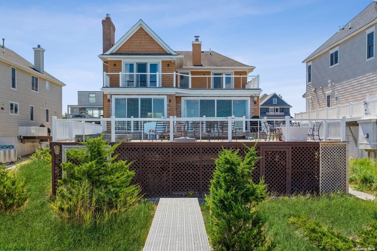 Primary Photo - 676 Dune Rd