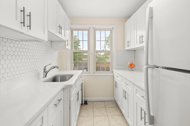 Building Photo - 2475 Summer St