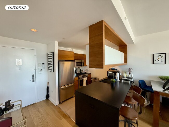Building Photo - 550 W 45th St