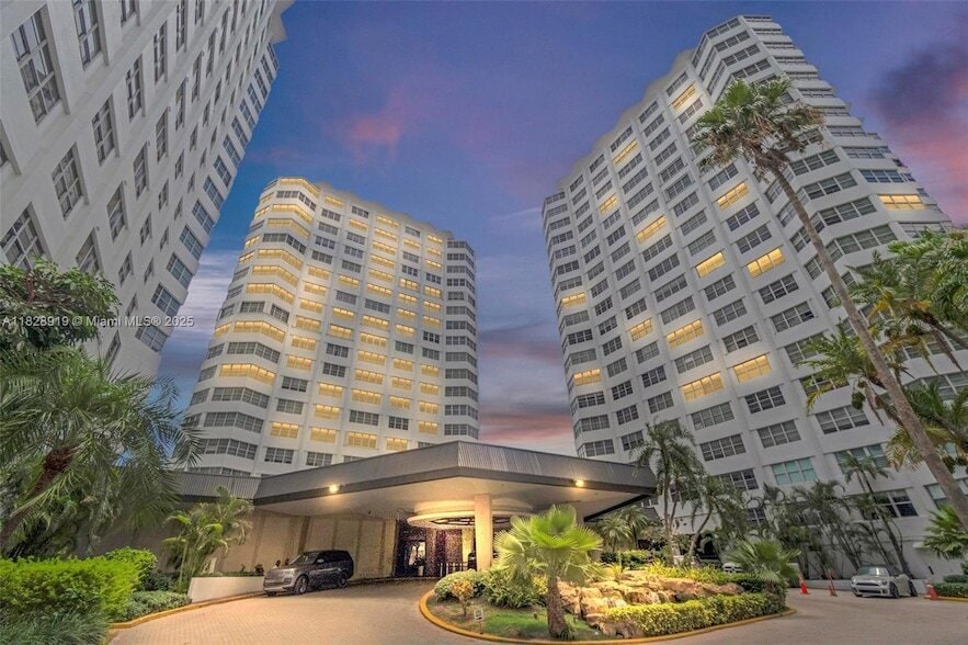 Photo - 905 Brickell Bay Dr